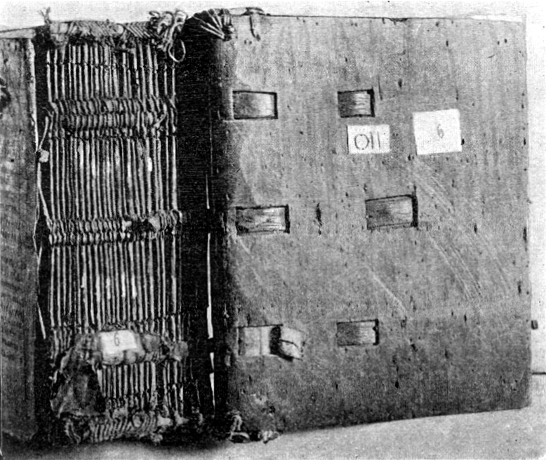 Крепление крышки к блоку книги в древних переплётах